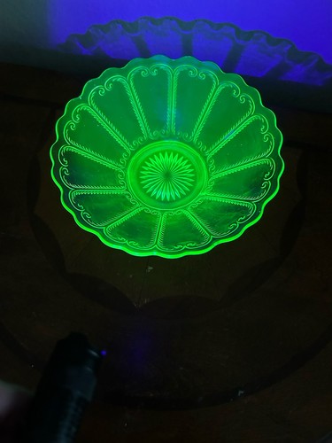 Vntg green uranium glass - green,